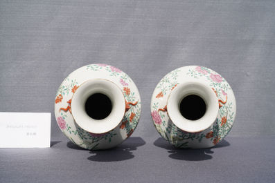Une paire de vases en porcelaine de Chine famille rose, marque de Jiaqing, 19&egrave;me