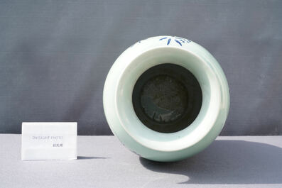 Een Chinese blauw-witte vaas met celadon fondkleur, Qianlong