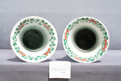 Deux grands vases de forme 'gu' en porcelaine de Chine wucai, &eacute;poque Transition