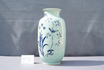Un vase en porcelaine de Chine en bleu et blanc &agrave; fond c&eacute;ladon, Qianlong