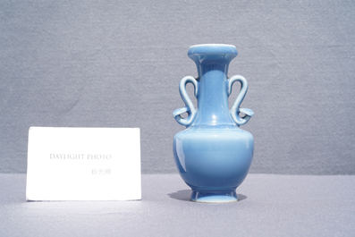 Un vase en porcelaine de Chine monochrome bleu de lavande, marque Yongzheng &agrave; 4 caract&egrave;res et poss. d'&eacute;poque