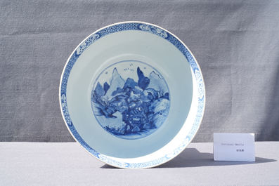 Un grand bol en porcelaine de Chine en bleu et blanc &agrave; d&eacute;cor de figures dans un paysage, Kangxi