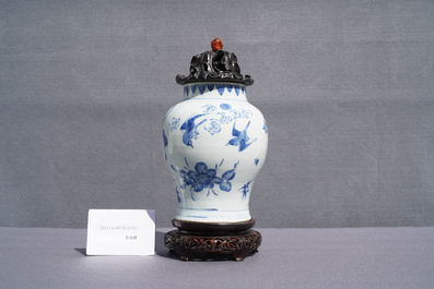 Un vase en porcelaine de Chine en bleu et blanc &agrave; d&eacute;cor d'oiseaux, &eacute;poque Transition