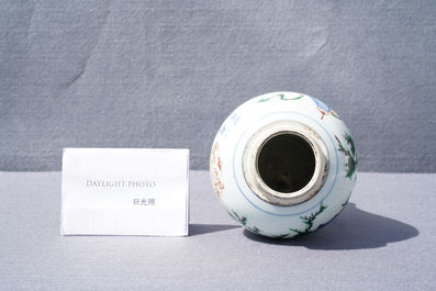 Un vase en porcelaine de Chine wucai &agrave; d&eacute;cor de 'Hongfu', &eacute;poque Transition