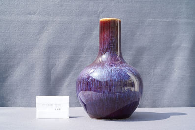 Un vase de forme bouteille en porcelaine de Chine &agrave; &eacute;mail flamb&eacute;, 19&egrave;me