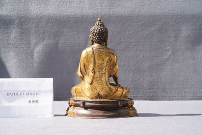 Een Sino-Tibetaanse vergulde bronzen figuur van Boeddha Shakyamuni, 18/19e eeuw