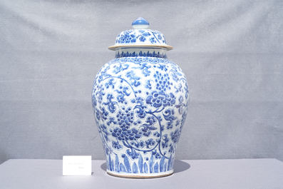 Een grote Chinese blauw-witte dekselvaas met floraal decor, Kangxi