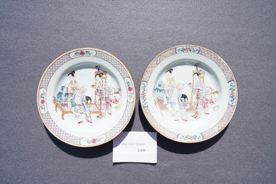 Een paar fijne Chinese famille rose 'ruby back' borden met figuren in een interieur, Yongzheng