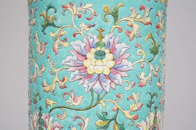 Un grand vase de forme cylindrique en porcelaine de Chine famille rose &agrave; d&eacute;cor de rinceaux de lotus en relief, Jiaqing/Daoguang