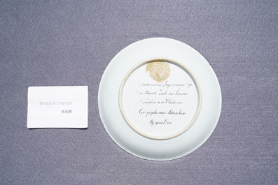 Een Chinees famille rose 'Diana en Actaeon' eierschaal bord met Nederlandse tekst, Yongzheng