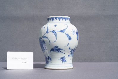 Un vase en porcelaine de Chine en bleu et blanc &agrave; d&eacute;cor d'oiseaux, &eacute;poque Transition