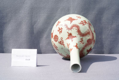 Een Chinese koperrode 'draken' vaas met celadon fondkleur, Kangxi