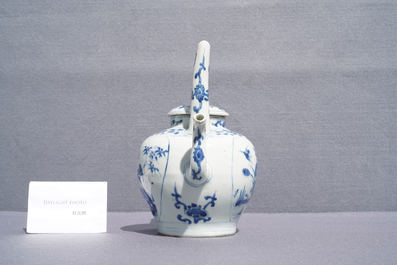 Une grande verseuse &agrave; vin couverte en porcelaine de Chine en bleu et blanc, &eacute;poque Transition