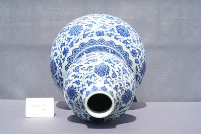 A large Chinese blue and white double gourd vase with floral scrolls, 19/20th C.