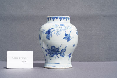 Un vase en porcelaine de Chine en bleu et blanc &agrave; d&eacute;cor d'oiseaux, &eacute;poque Transition