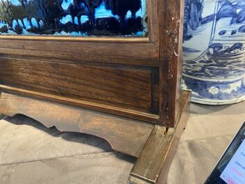 Een Chinese vierkante fahua plaquette in een houten tafelscherm gevat, Ming