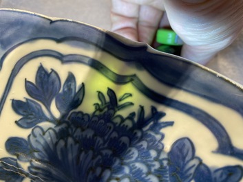 Un tr&egrave;s grand plat en porcelaine de Chine en bleu et blanc de type kraak &agrave; d&eacute;cor d'un animal mythique, Wanli