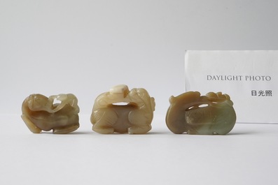 Cinq sculptures en jade c&eacute;ladon tach&eacute; de rouille, Chine, 19&egrave;me