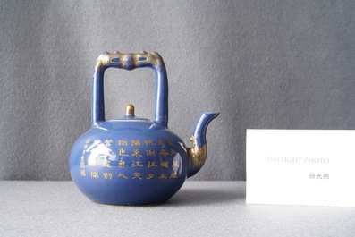 Een Chinese monochrome blauwe theepot met verguld decor, Qianlong merk en wellicht periode