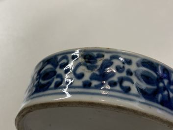 Une paire de bo&icirc;tes &agrave; trois compartiments, une bo&icirc;te couverte et quatre soucoupes en porcelaine de Chine en bleu et blanc, 19&egrave;me