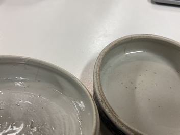 Une paire de bo&icirc;tes &agrave; trois compartiments, une bo&icirc;te couverte et quatre soucoupes en porcelaine de Chine en bleu et blanc, 19&egrave;me