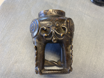 Une paire de br&ucirc;le-parfums en forme de luduan en bronze laqu&eacute; et dor&eacute;, Chine, Ming