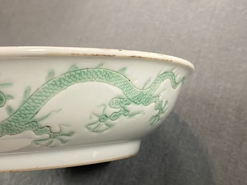 Une coupe au dragon en porcelaine de Chine &agrave; d&eacute;cor incis&eacute; et &eacute;maill&eacute; vert, marque de Hongzhi, Ming