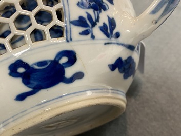 Une th&eacute;i&egrave;re couverte en porcelaine de Chine en bleu et blanc &agrave; double paroi ajour&eacute;e, &eacute;poque Transition