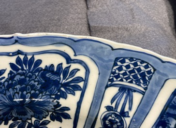 Un tr&egrave;s grand plat en porcelaine de Chine en bleu et blanc de type kraak &agrave; d&eacute;cor d'un animal mythique, Wanli
