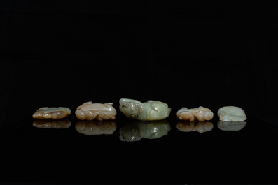 Cinq sculptures en jade c&eacute;ladon tach&eacute; de rouille, Chine, 19&egrave;me