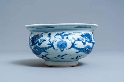 Un br&ucirc;le-parfum en porcelaine de Chine en bleu et blanc &agrave; d&eacute;cor de dragons, Kangxi