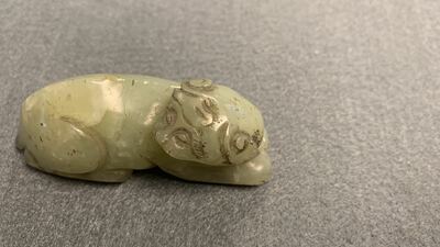 Cinq sculptures en jade c&eacute;ladon tach&eacute; de rouille, Chine, 19&egrave;me