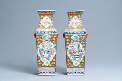 Une paire de vases de forme carr&eacute;e en porcelaine de Chine famille rose &agrave; fond brun, 19&egrave;me