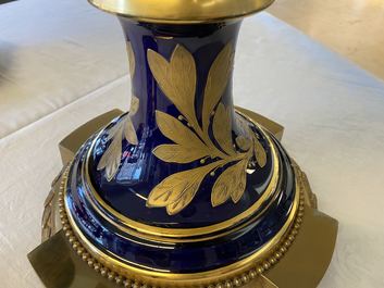 Une paire de tr&egrave;s grands vases en porcelaine dans le style de S&egrave;vres aux montures en bronze dor&eacute;, sign&eacute;s Desprez, France, 19&egrave;me