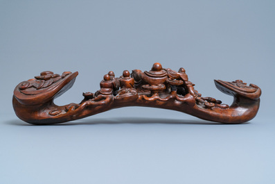 Un grand sc&egrave;ptre ruyi en bois sculpt&eacute;, Chine, 19&egrave;me