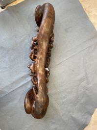 Un grand sc&egrave;ptre ruyi en bois sculpt&eacute;, Chine, 19&egrave;me