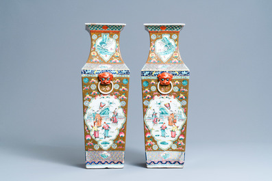 Une paire de vases de forme carr&eacute;e en porcelaine de Chine famille rose &agrave; fond brun, 19&egrave;me