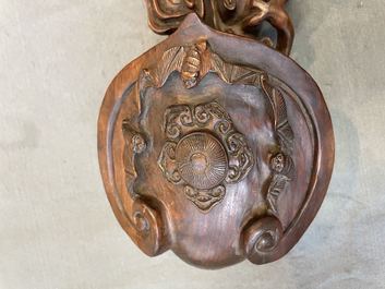 Un grand sc&egrave;ptre ruyi en bois sculpt&eacute;, Chine, 19&egrave;me