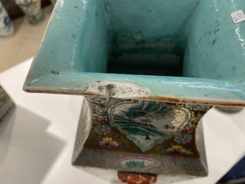 A pair of square Chinese famille rose brown-ground vases, 19th C.