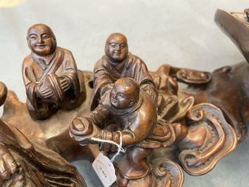 Un grand sc&egrave;ptre ruyi en bois sculpt&eacute;, Chine, 19&egrave;me