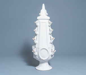 Une importante tulipi&egrave;re de forme pyramidale en fa&iuml;ence blanche de Delft, vers 1800