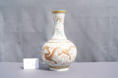 Een Chinese famille rose flesvormige 'draken' vaas, Guangxu merk, 19/20e eeuw