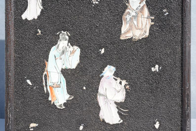 Une paire de plaques en porcelaine de Chine famille rose sur un fond de gravier noir, Jiaqing