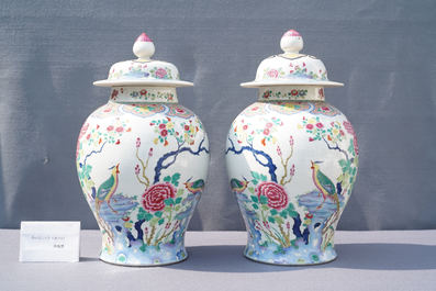 Une paire de vases couverts en porcelaine de Chine famille rose &agrave; d&eacute;cor de faisans, 19&egrave;me