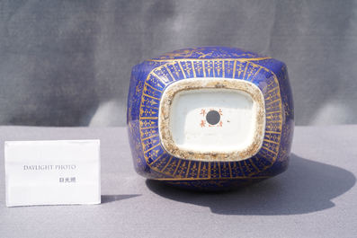 Een Chinese monochrome blauwe 'fanghu' vaas met verguld decor van draken en feniksen, Guangxu merk en periode
