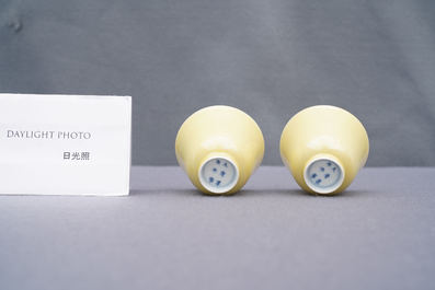 Une paire de tasses &agrave; vin en porcelaine de Chine jaune monochrome, marque et &eacute;poque de Kangxi