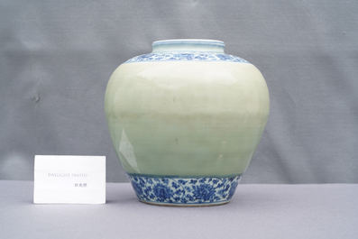 Un vase en porcelaine de Chine en bleu et blanc &agrave; fond c&eacute;ladon, Ming