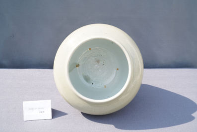 Een bolle Chinese monochrome celadon 'draken' vaas, Kangxi