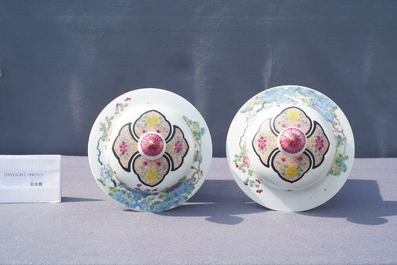 Une paire de vases couverts en porcelaine de Chine famille rose &agrave; d&eacute;cor de faisans, 19&egrave;me