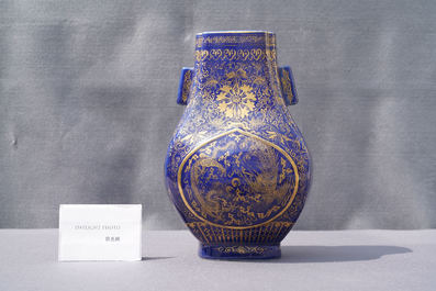 Un vase de forme fanghu en porcelaine de Chine bleu monochrome &agrave; d&eacute;cor dor&eacute; de dragons et ph&eacute;nix, marque et &eacute;poque de Guangxu
